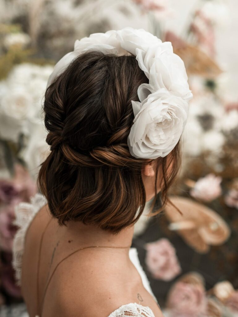 Demie attache torsadée avec headband de fleurs