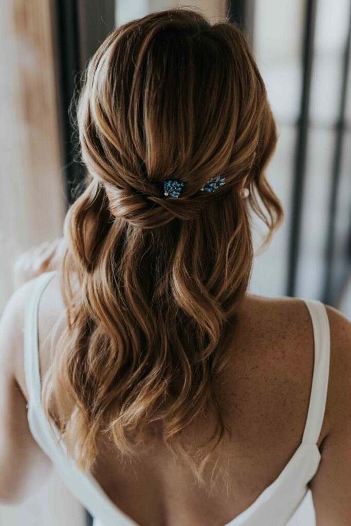 coiffure demi attachée