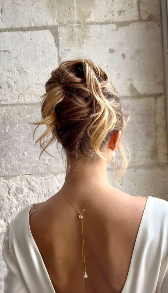 chignon haut destructuré
