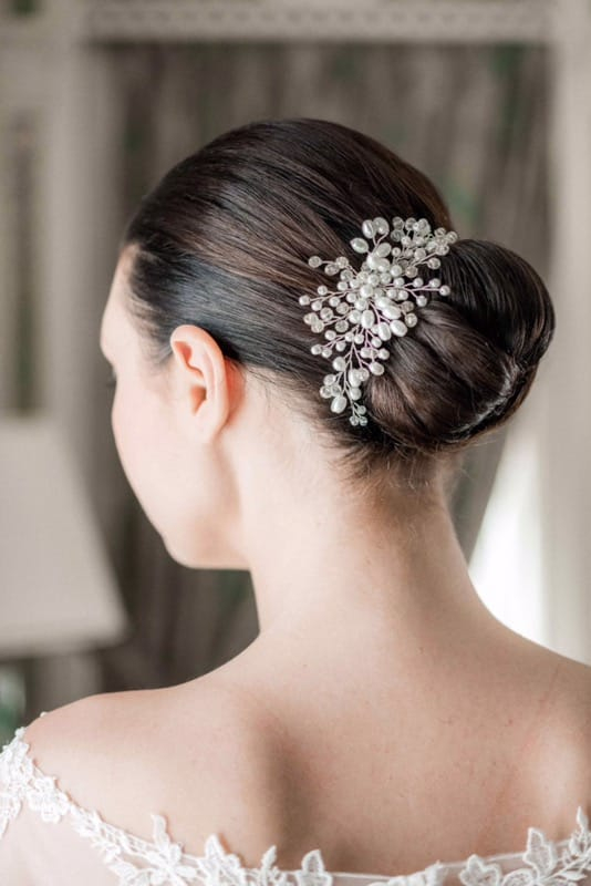 Le sleek bun avec finition wet